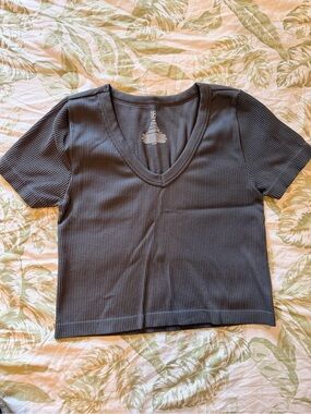 No Boundaries Ribbed V-Neck Short Sleeve Top - Charcoal